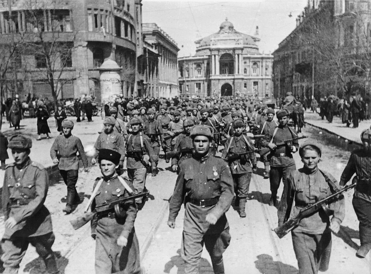 Бойцы Красной Армии на марше, 1940-е годы
