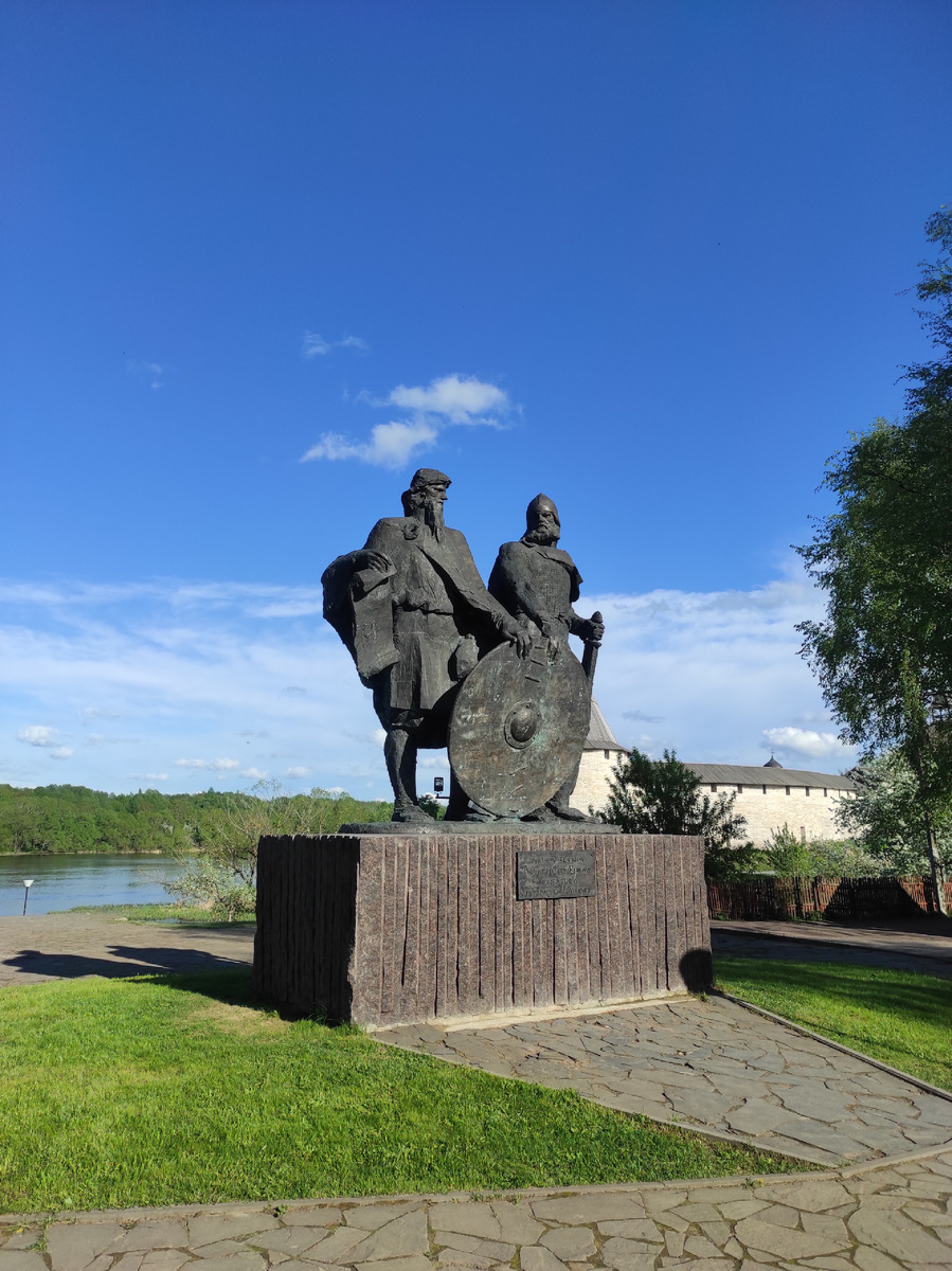 Памятник Рюрику и Олегу