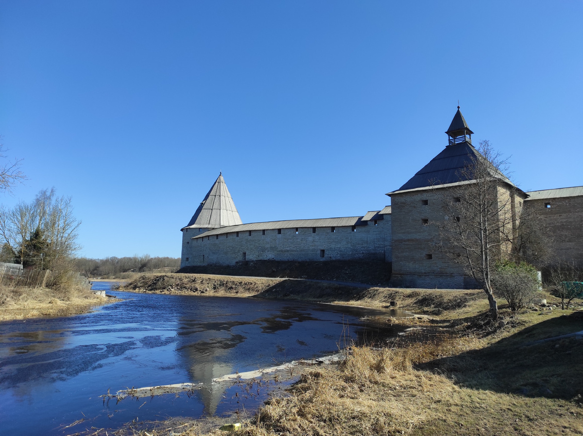 Староладожская крепость в месте слияния рек Ладожки и Волхова