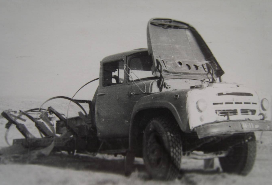 Машина советской пограничной ММГ после подрыва. ДРА, 1984 год 