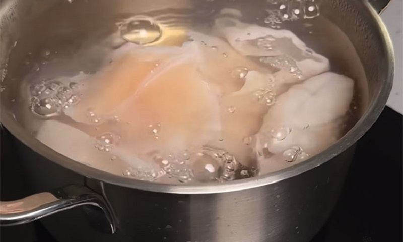 Нежный салат с кальмарами и особой заправкой: как удивить гостей 