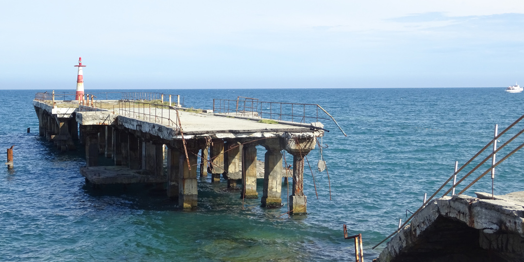 Весна в Крыму. Мазут в Алуште