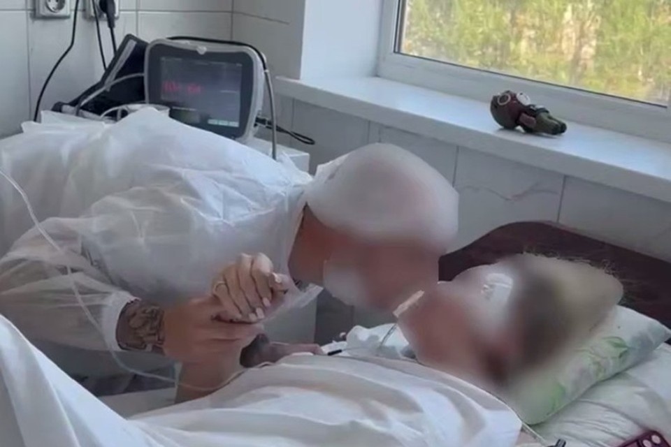    Боец сделал предложение раненой при обстреле автобуса в Енакиево девушке прямо в реанимации. Фото: ТГ/Приходько