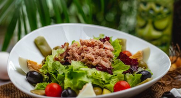Салат с тунцом, фасолью и красным луком
