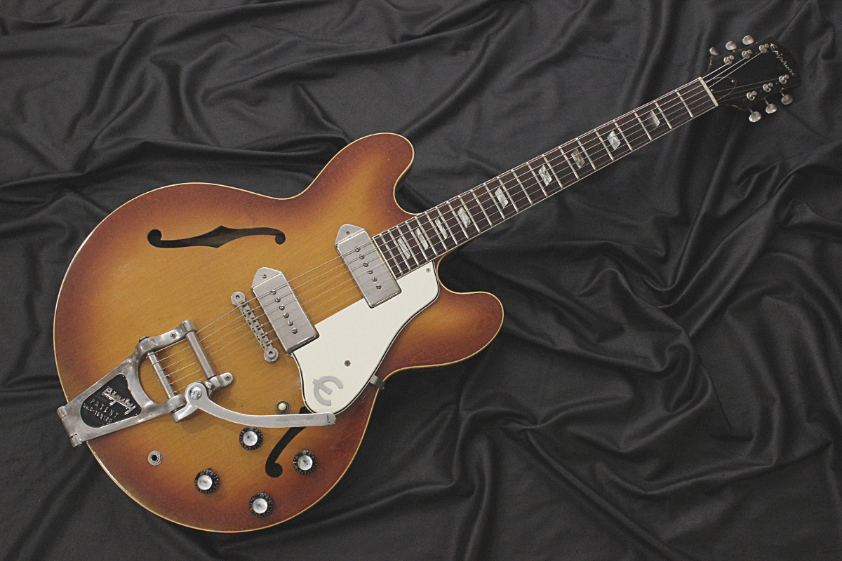 Epiphone 1963y E230TD Casino "McCartney Specification"  - тонкая полая коробка, родная среда британского вторжения.