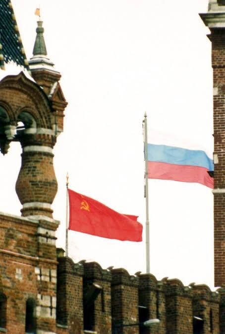 Исторический спуск флага СССР
