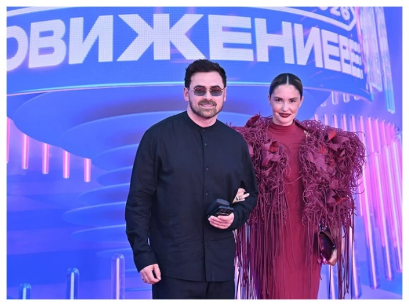 Агата в каком-то бабушкином наряде