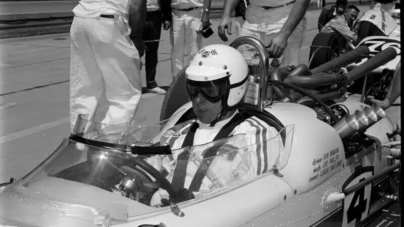 Брэнсон страдает от своего заднемоторного «Уотсона» на «Инди-500» 1965 года