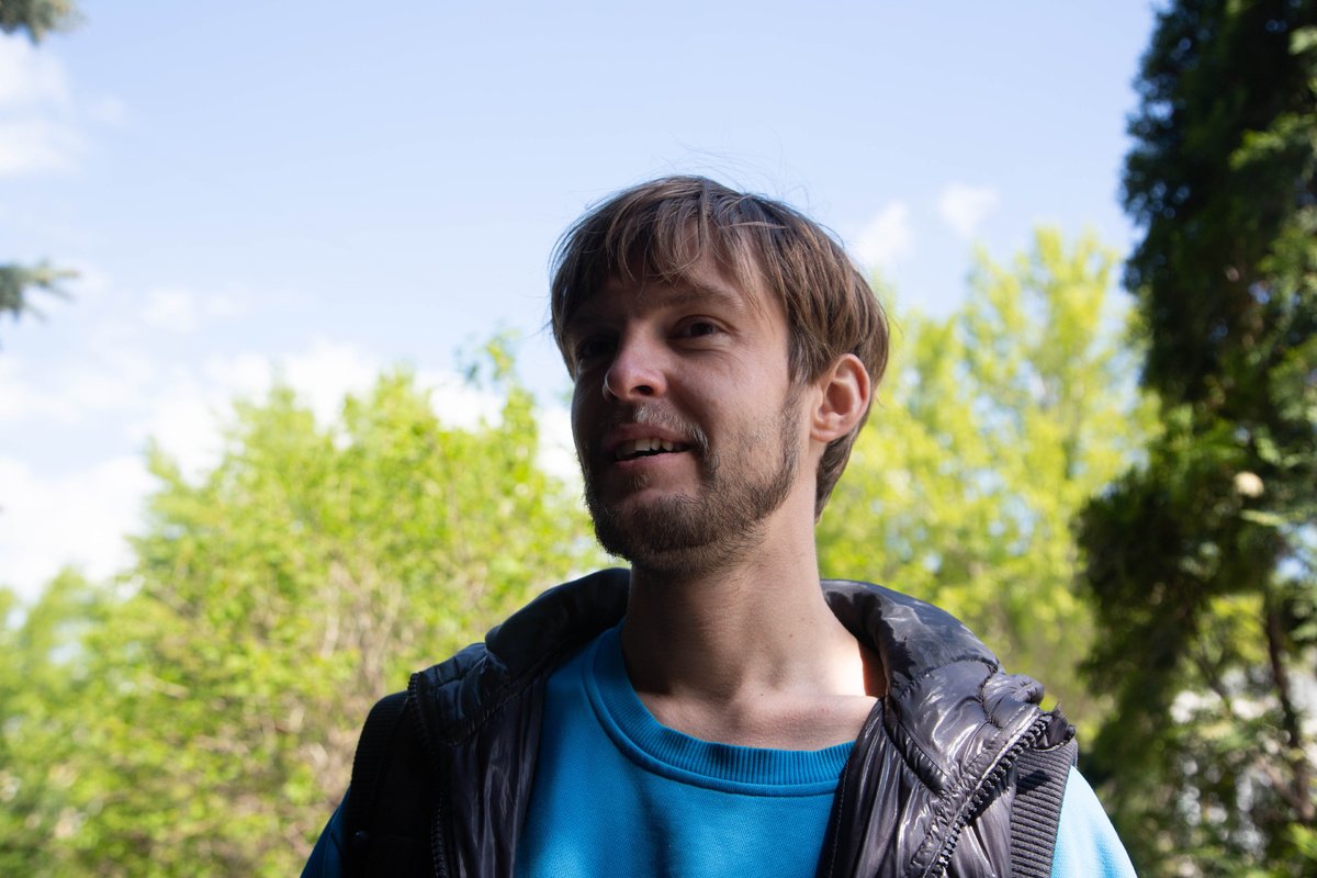 Парикмахер Дмитрий Шишкин бесплатно стрижет бездомных в кустах у тубдиспансера