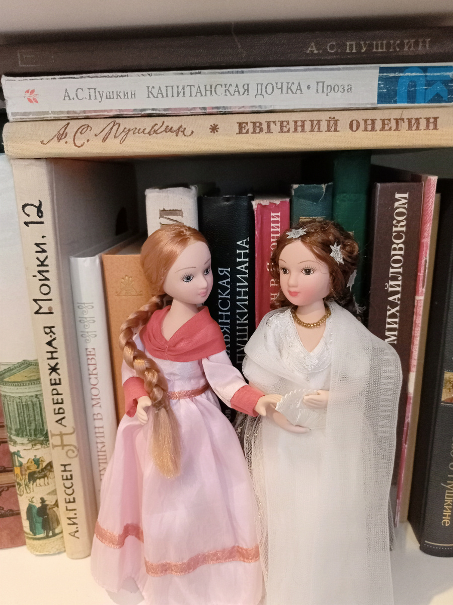Фарфоровые Маша Миронова из "Капитанской дочки" А. С. Пушкина и Татьяна Ларина из "Евгения Онегина" в нашей коллекции кукол и книжек