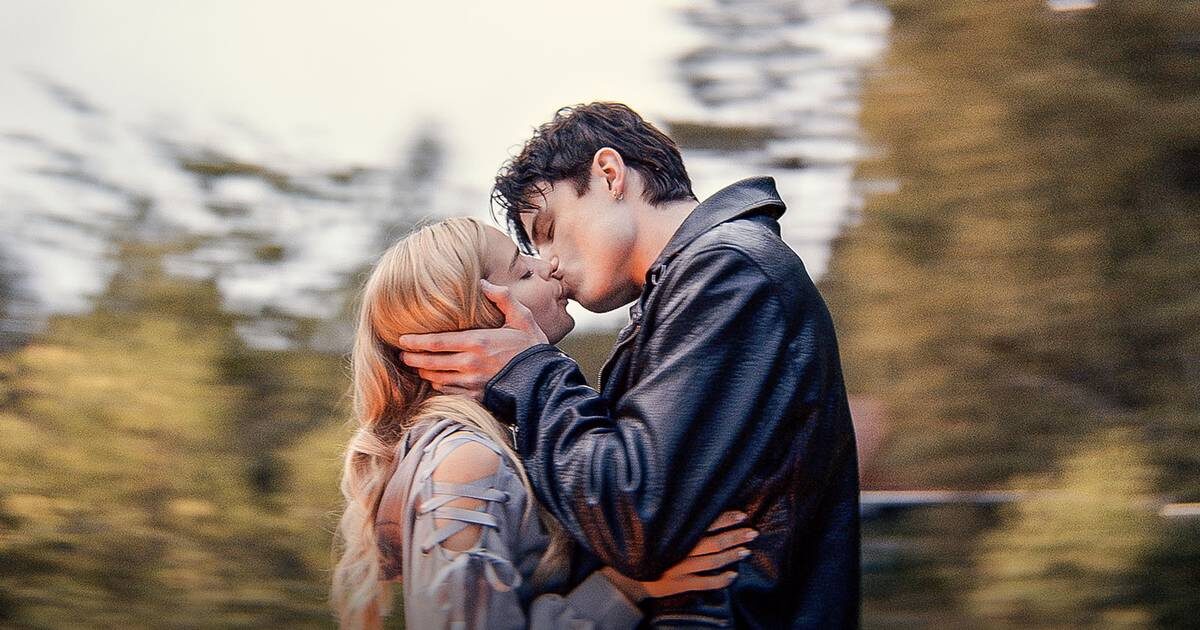 ♡ ♡ ♡— Хочешь проверить кто на кого запал? — хрипло спросил Барс и поймал мои губы, проведя по ним зубами. Это было так необычно и вместе с тем приятно, что я подалась вперед, ближе к нему, отчаянно борясь с желанием обнять. Слабый, едва уловимый аромат ментола и свежести сводили с ума.— Ты на меня запал, — упрямо повторила я.— Думаешь?— Уверена.Я вернула долг — потерлась носом об его нос, провела губами по к подбородку. Медленно спустилась к его шее, выдыхая на кожу горячее дыхание. Облизнула губы и оставила несколько поцелуев, заставив Барса откинуть голову назад.— Это запретный прием, синеглазая, — прошептал он.Он вдруг обхватил меня за талию и потянул к себе. Мы вместе упали на кровать и лежали поперек нее, друг напротив друга. Моя голове покоилась на его вытянутой руке. А он обнимал меня за спину — я чувствовала его ладонь на свой лопатке. Внутри будто фейерверки взрывались.Что со мной не так?Я поцеловала парня в шею вместо того, чтобы целовать в губы. А теперь смотрю на него и улыбаюсь. И хочу обнять в ответ, но не могу позволить себе этого — стесняюсь.— Что? — шепотом спросил Барс. На его лицо падал солнечный свет, и сейчас он казался каким-то совершенно другим: мягким и нежным.— Я победила, — ответила я.— Нет.— Тогда почему ты обнимаешь меня?— А почему ты лежишь на моей руке?— Потому что я так хочу, — улыбнулась я.— У тебя ямочки, — заметил вдруг Дима. — На щеках. Прикольно.