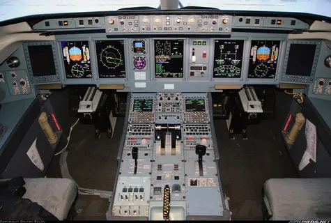 Кабина экипажа SSJ-100. Видны 5 дисплеев французской фирмы "Талес"