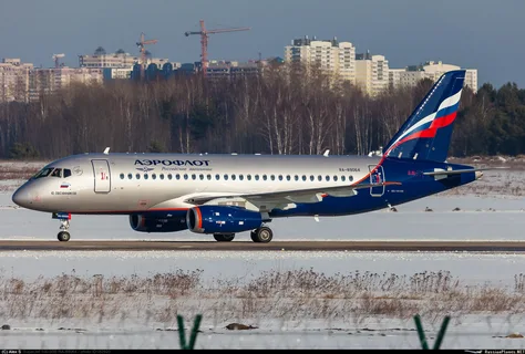 Самолет SSJ-100 "Юрий Овсянников"