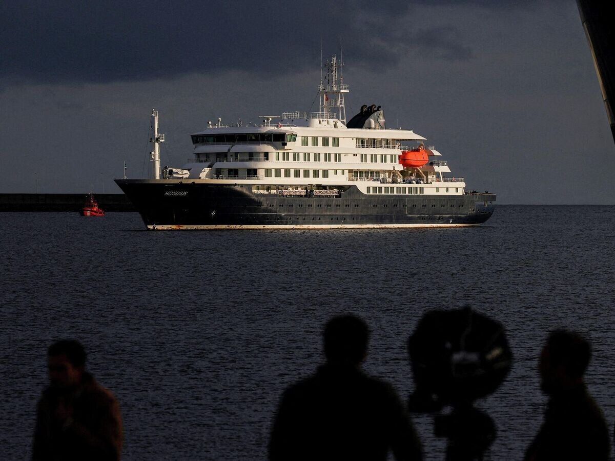    Круизный лайнер MV Hondius, на котором произошла вспышка хантавируса | © REUTERS / Hannah McKay