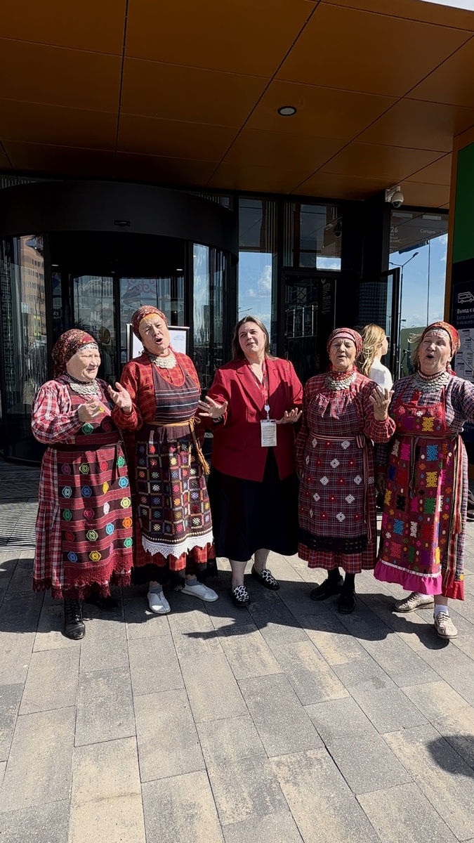 А тут пять сестер 