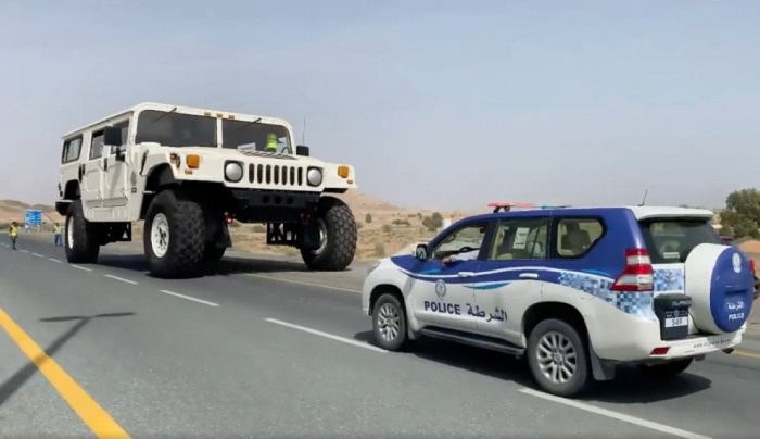 Hummer H1 X3 в сравнении с полицейской машиной. Фото: 4x4.media