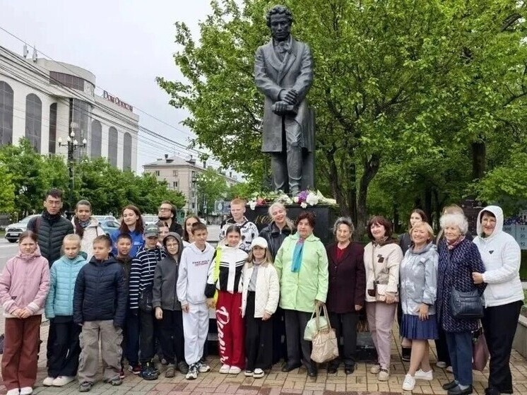     В Хабаровске у памятника Пушкину прошли громкие чтения в честь дня рождения поэта фото: Министерство культуры Хабаровского края