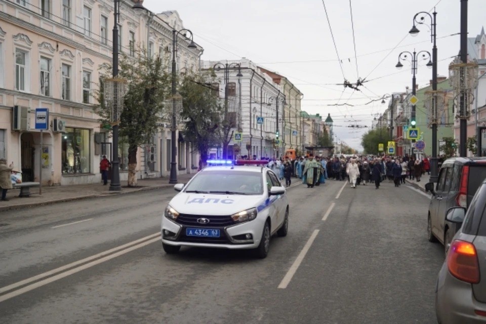    Паломники возвращаются в город после долгого пути. Светлана МАКОВЕЕВА