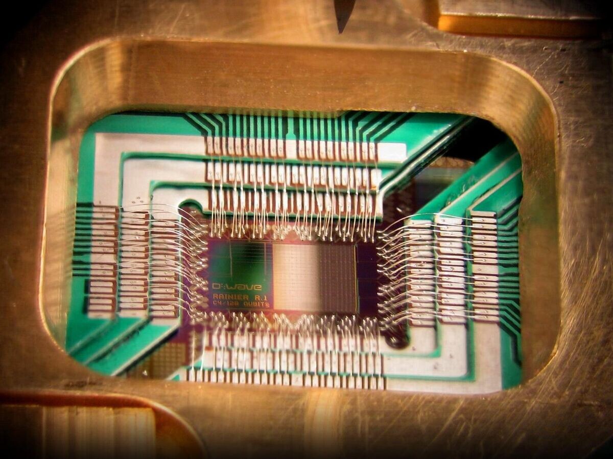    Чип компании D-Wave Systems Inc., предназначенный для квантовых вычислений | CC BY 3.0 / D-Wave Systems, Inc. /