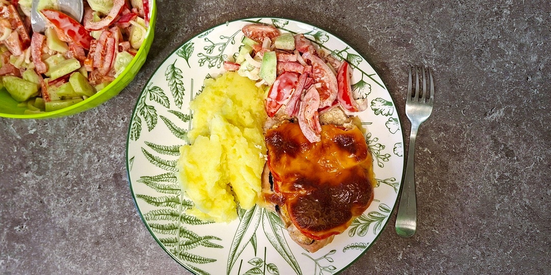 Сочные стейки индейки с грибами, помидорами и сыром в духовке