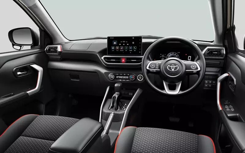 Интерьер Toyota Raize📷
