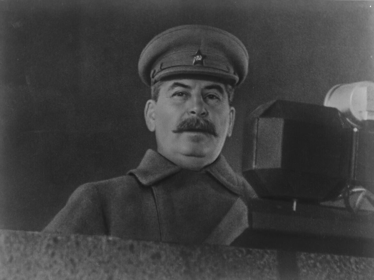    Председатель Совета народных комиссаров СССР, Председатель Государственного комитета обороны СССР Иосиф Виссарионович Сталин выступает с речью на военном параде на Красной площади 7 ноября 1941 года | © РИА Новости / Я.Юровский