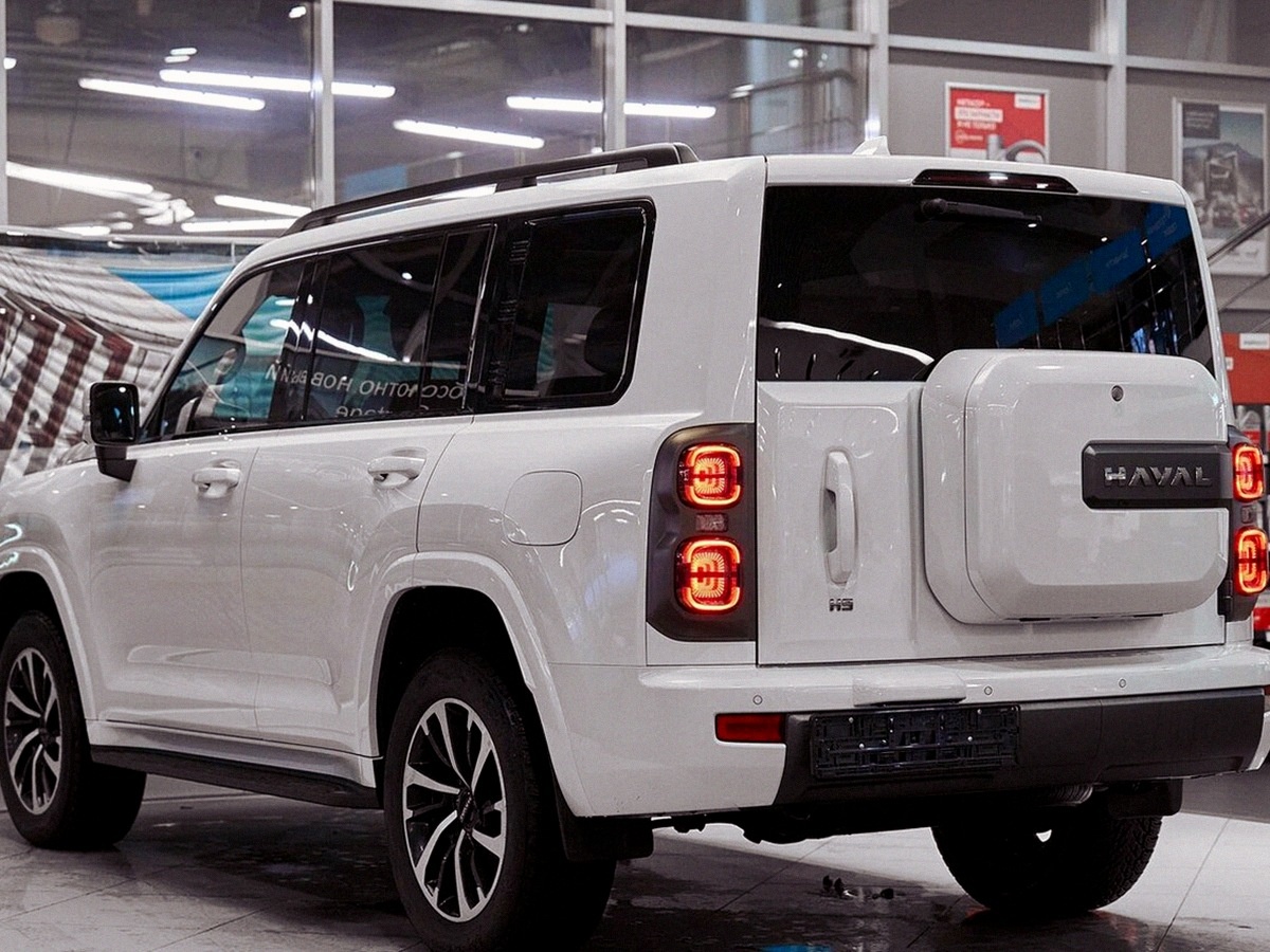 Haval H9 нового поколения. Сзади видно: запасное колесо, квадратный шильдик HAVAL, блокировки. Это уже не кроссовер.