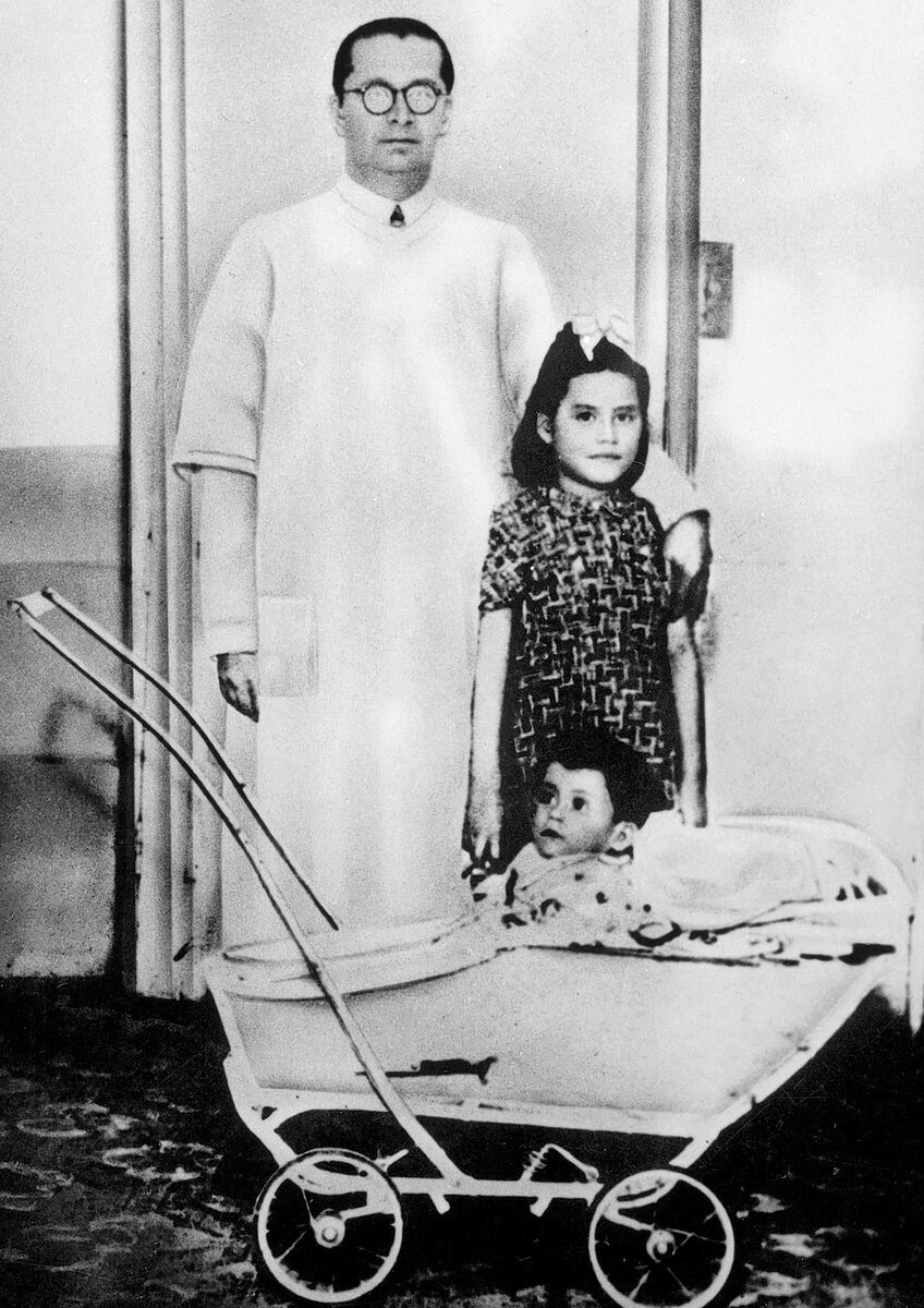 Лина, доктор Лосада и сын Лины. 