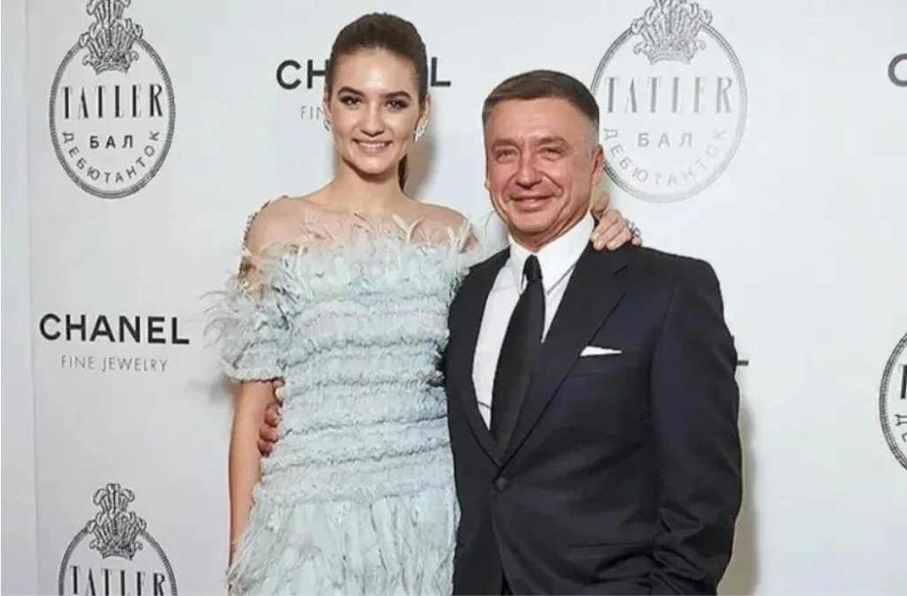 https://new-magazine.ru/2022/05/13/sudby-naslednikov-srazu-dvuh-kinodinastij/