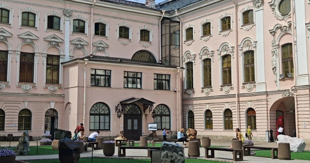 Тихий дворик на Невском: заглядываем за фасады Строгановского дворца