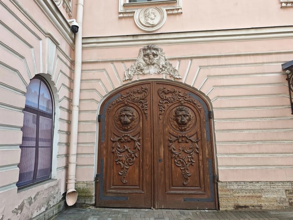 Вот такие исторические двери со львами можно рассмотреть. ото автора