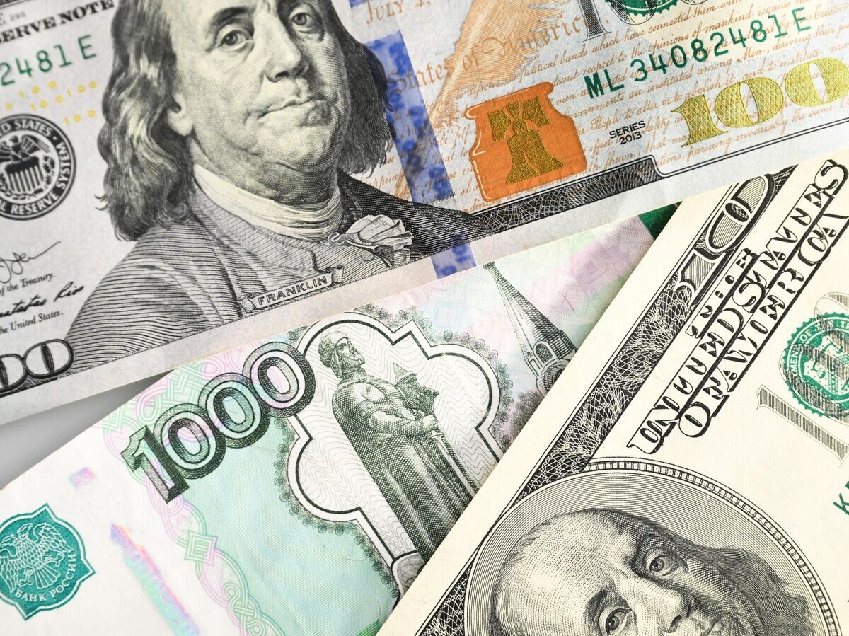    Денежные купюры Банка России и долларов США© РИА Новости . Владимир Астапкович