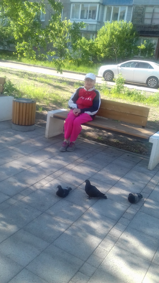 Мама и голуби.. Фото автора.