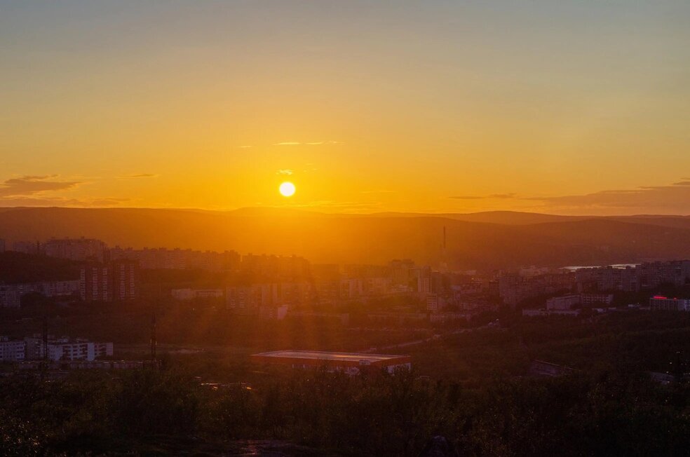 Пусть это чудо коснётся каждой души, подарит силы и мечты. Белые ночи и полярный день — это подарок природы, который мы храним в сердце навсегда.
Удивительное, очень красивое время, полное света, любви и надежды для всех.