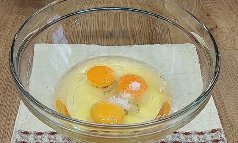 Пышный пирог с фаршем и картошкой без духовки: сытно и без хлопот