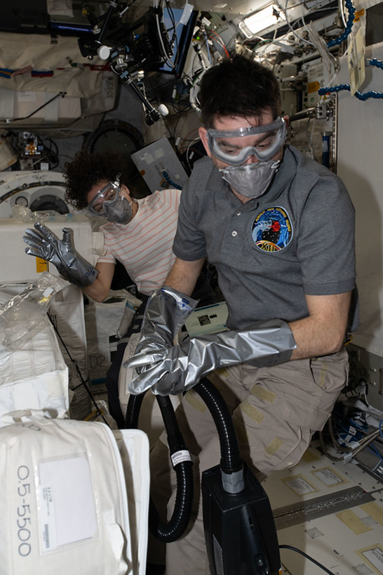 Джек Хэтэуэй и Джессика Меир ведут уборку на станции. Фото: nasa.blog.com