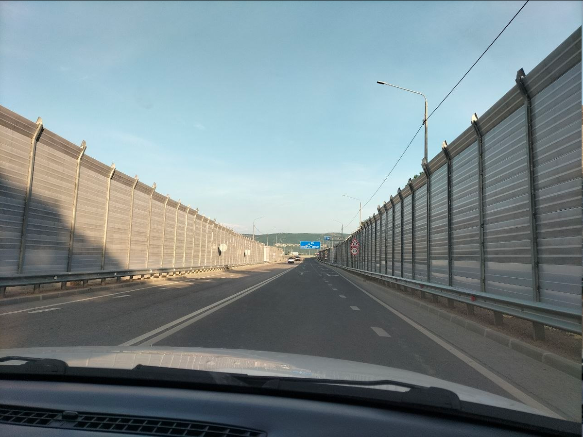 По дороге в Крыму в торону Ялты от Севастополя. В выходной день пустые дороги.