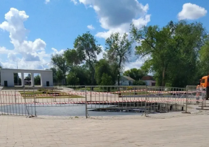    В Оренбурге поливочная машина сломала сухой фонтан в парке имени Ленина