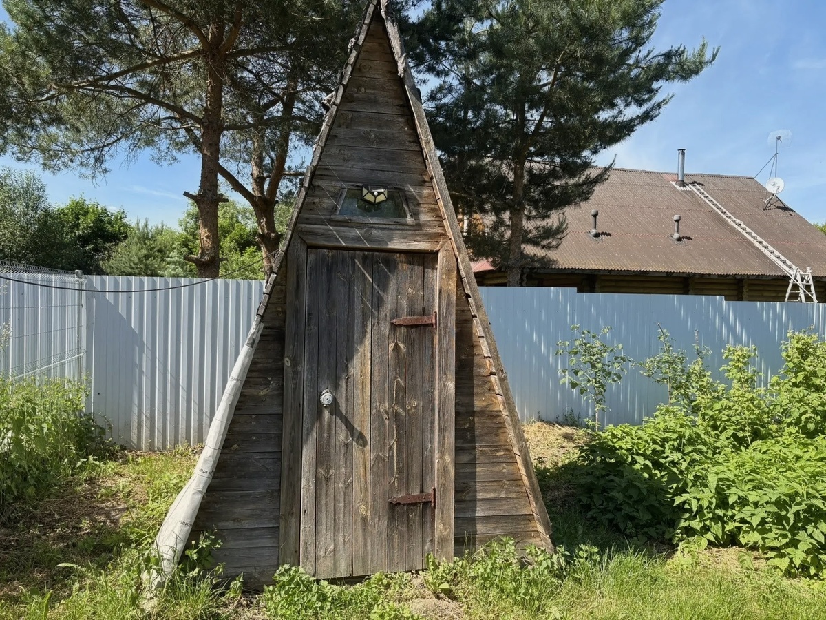 У нас остался уличный туалет, участок большой, вдруг кто не добежит)