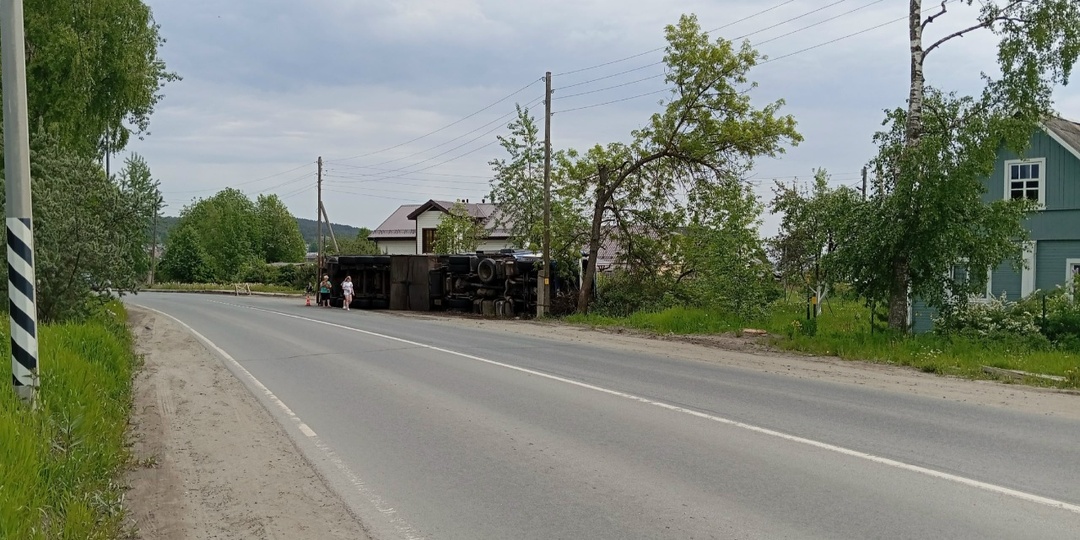 Фура перевернулась в Петрозаводске, двое сбежали
