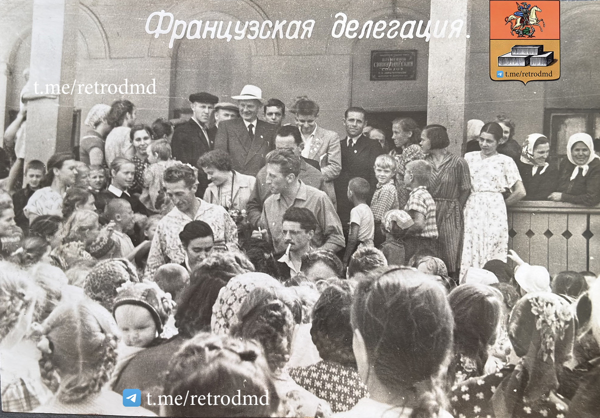 Фото сделано у администрации завода, который располагался в бывшей усадьбе Пржевальского, ныне Хоспис, 1957 год