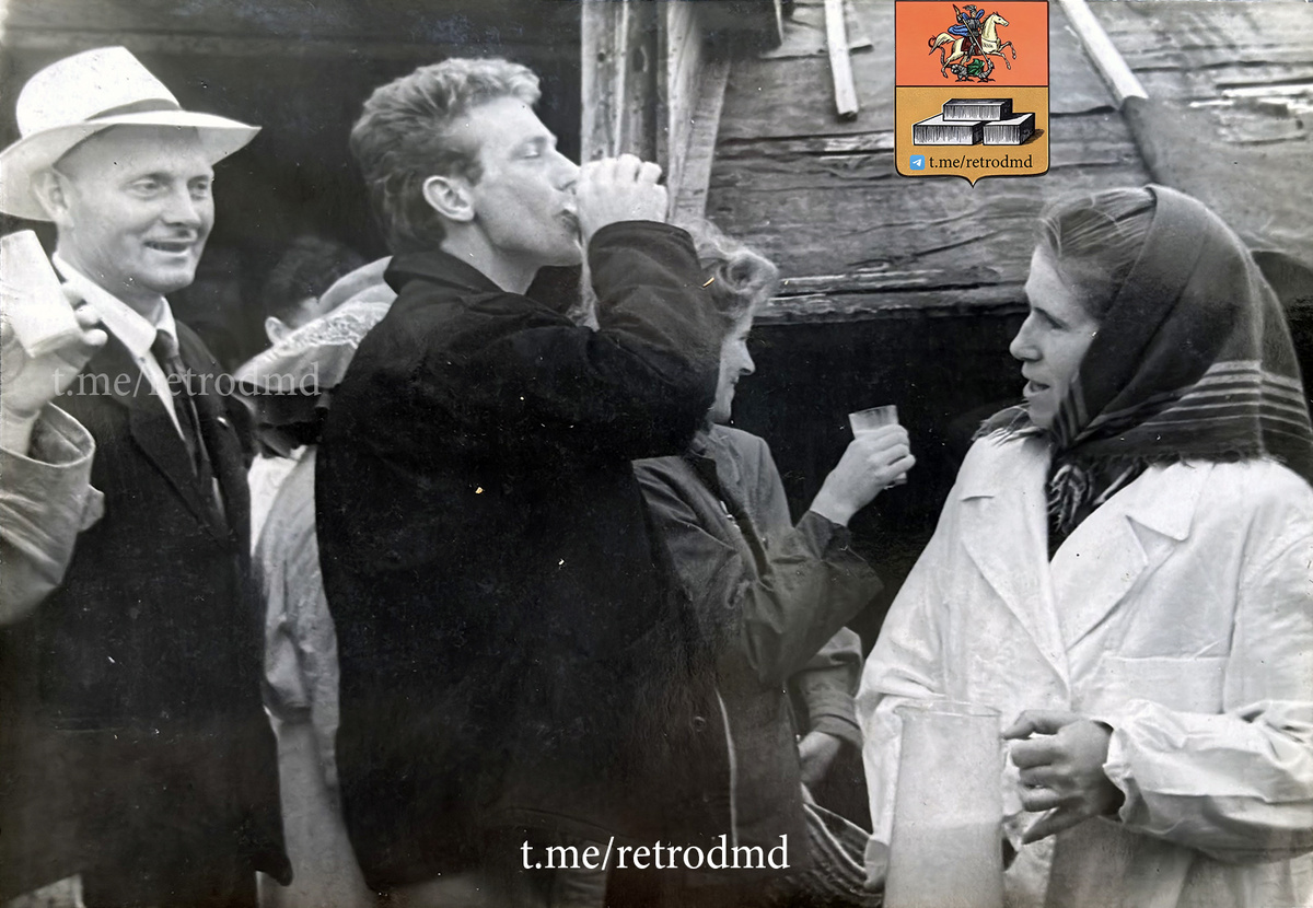 1957 год - гостей угощают парным молоком на летней ферме КРС