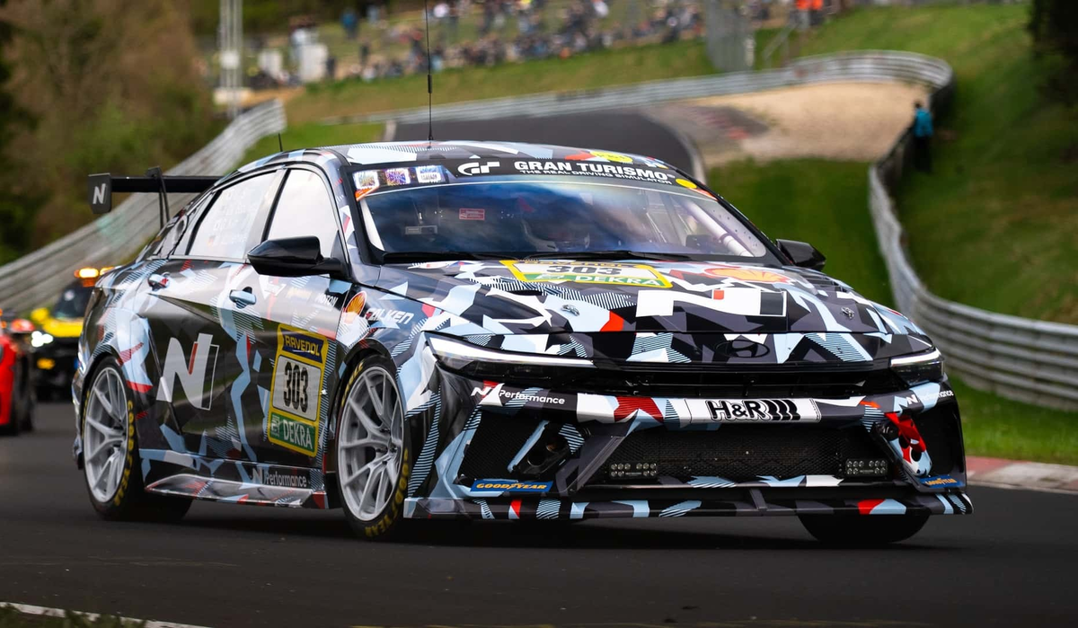 Гоночный автомобиль Hyundai Elantra N1 RP с прототипом нового двигателя на треке