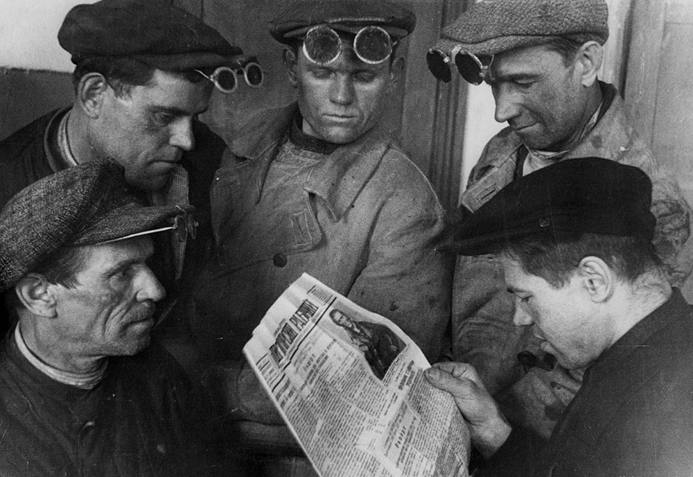"Рабочие - стахановцы", СССР 1930-е годы. фото из rg.ru