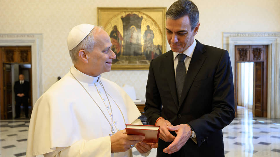 Папа римский Лев XIV и премьер-министр Испании Педро Санчес.📷Фото: Vatican Media / В­Simone Risoluti / Handout / Reuters