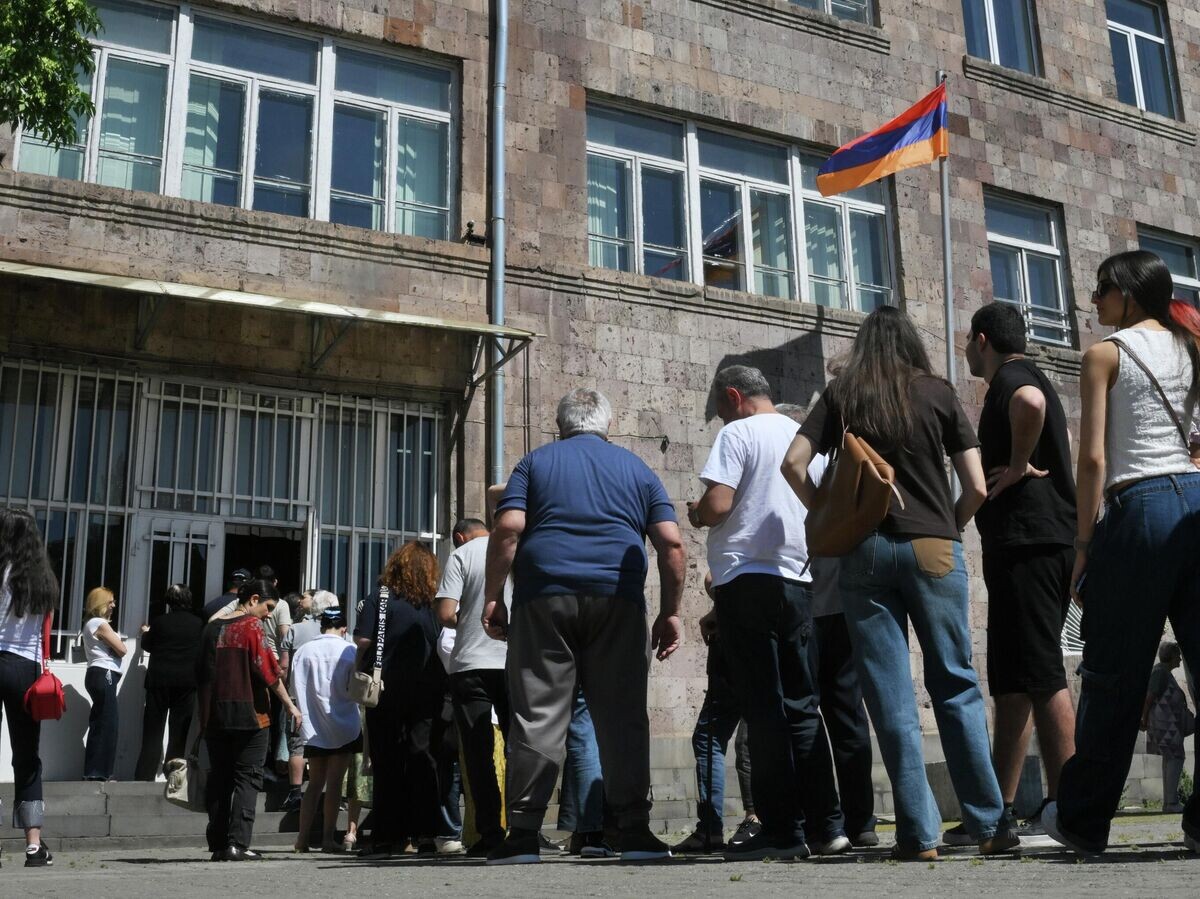    Избиратели пришли на парламентские выборы и стоят в очереди на избирательный участок в Ереване | © РИА Новости / Юрий Кочетков