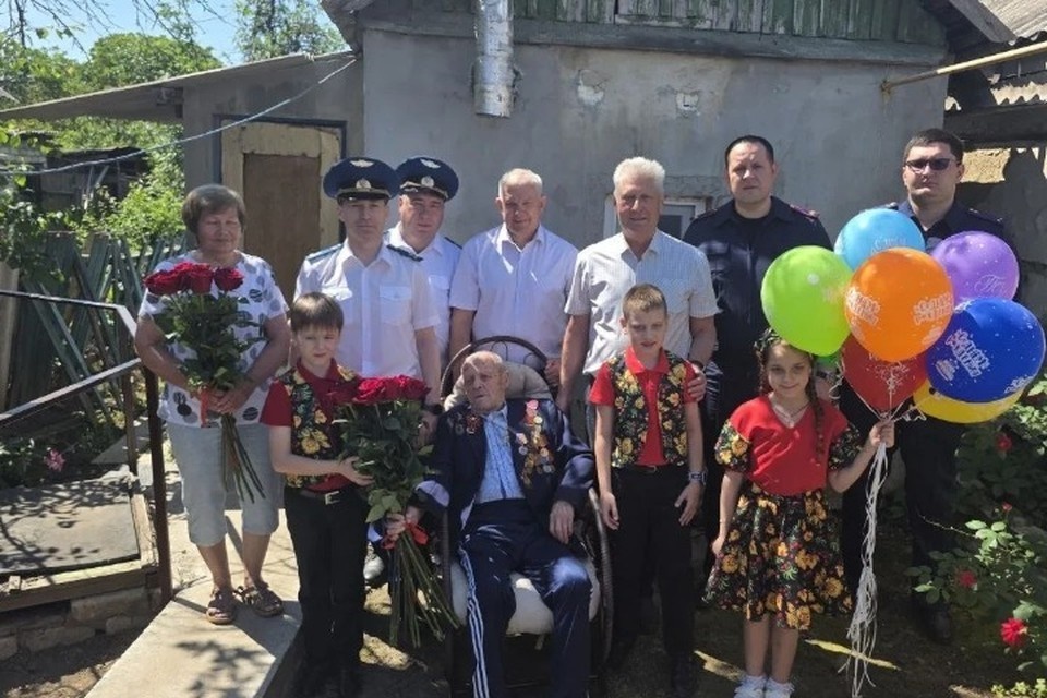    Сотрудники СК России поздравили 100-летнего ветерана-разведчика в Краснодоне. ФОТО: СК по ЛНР