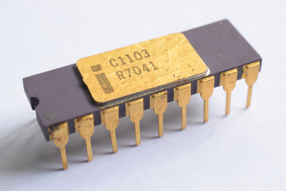Знаменитая микросхема DRAM Intel C1103. Thomas Nguyen, CC BY-SA 4.0, commons.wikimedia.org