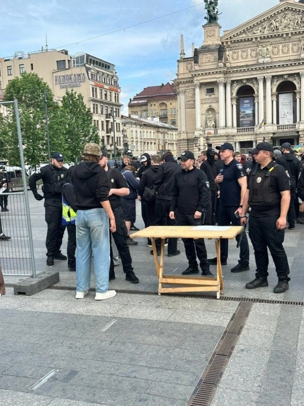    В центре Львова состоялась свадьба ЛГБТ-пары