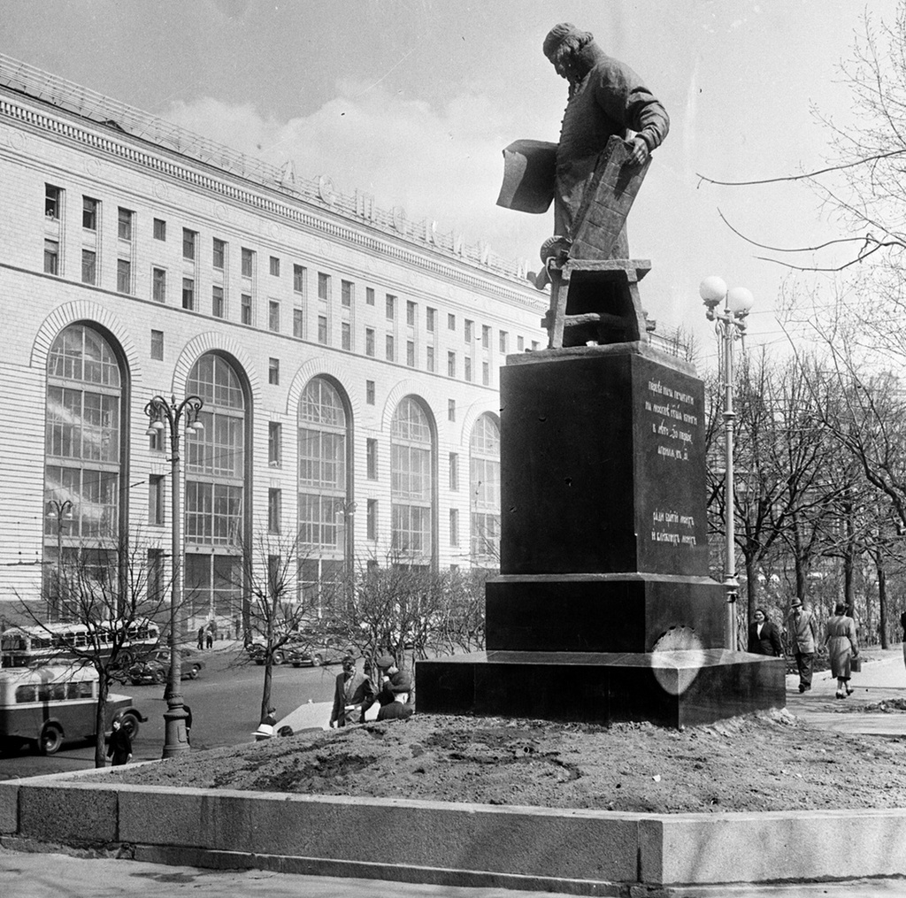 Памятник первопечатнику Ивану Федорову перед "Детским миром", 1963 год. Автор: Валентин Хухлаев. Источник: Архив Валентина Хухлаева / © Галерея Люмьер .